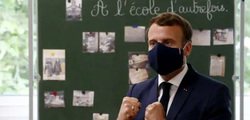 EMMANUEL MACRON CON LA MASCHERINA 