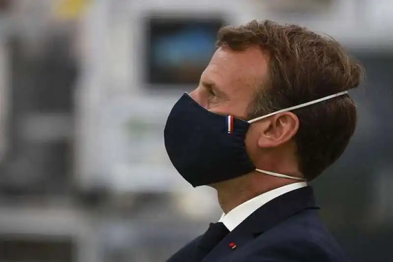 EMMANUEL MACRON CON LA MASCHERINA