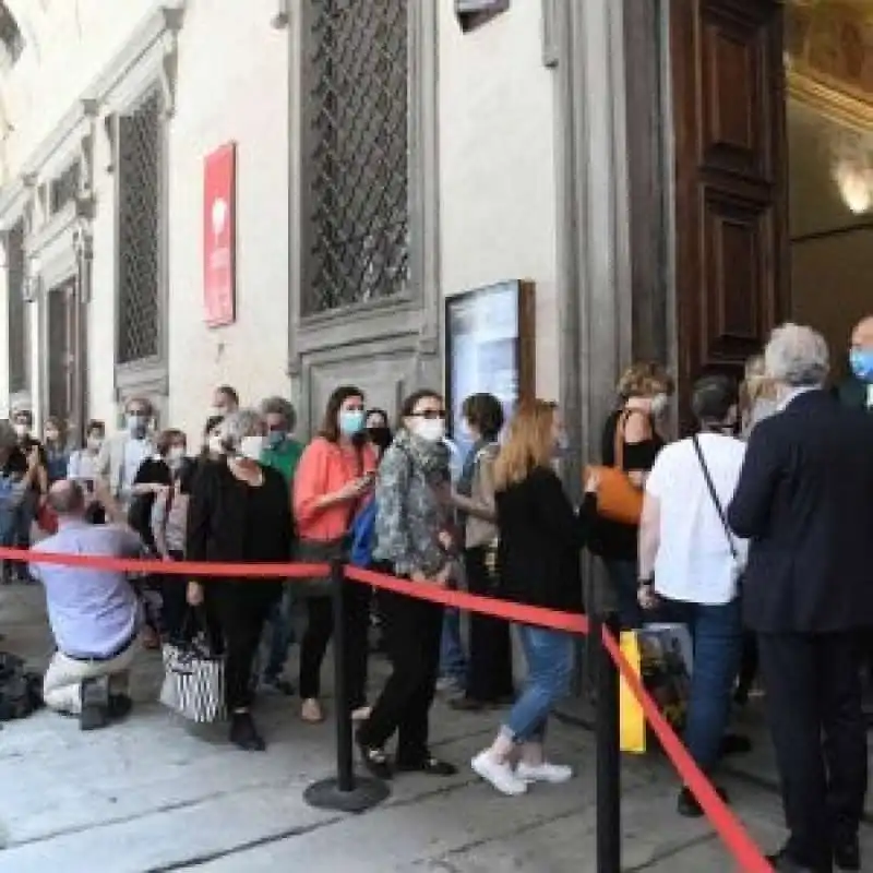 FILA AGLI UFFIZI PER FERRAGOSTO 1