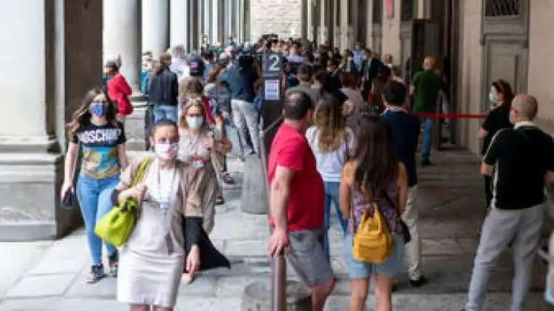 FILA AGLI UFFIZI PER FERRAGOSTO