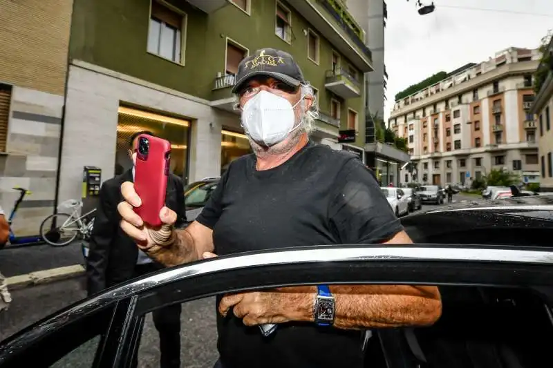 flavio briatore arriva a casa di daniela santanche' per la quarantena 4