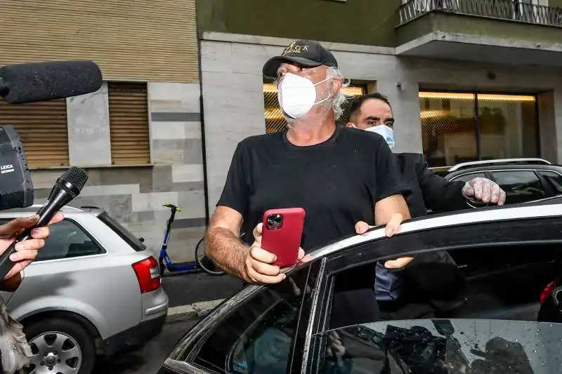 flavio briatore arriva a casa di daniela santanche' per la quarantena 8