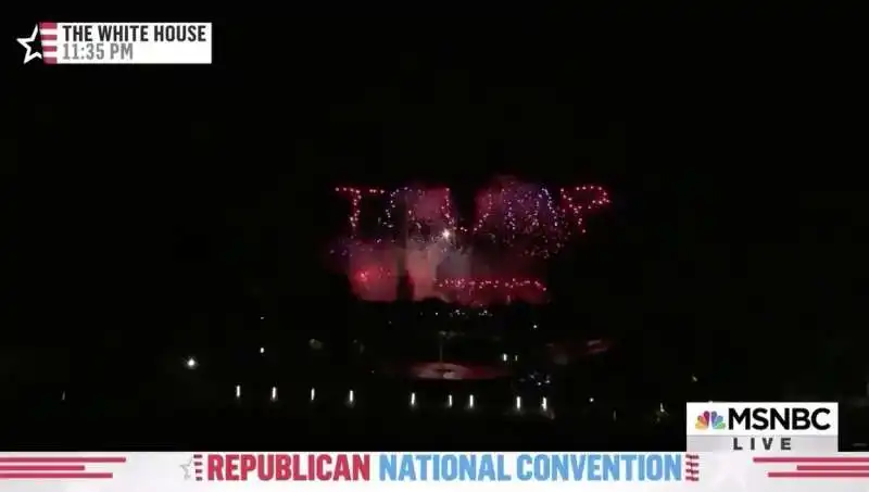 FUOCHI D'ARTIFICIO CON LA SCRITTA TRUMP 2020 A WASHINGTON