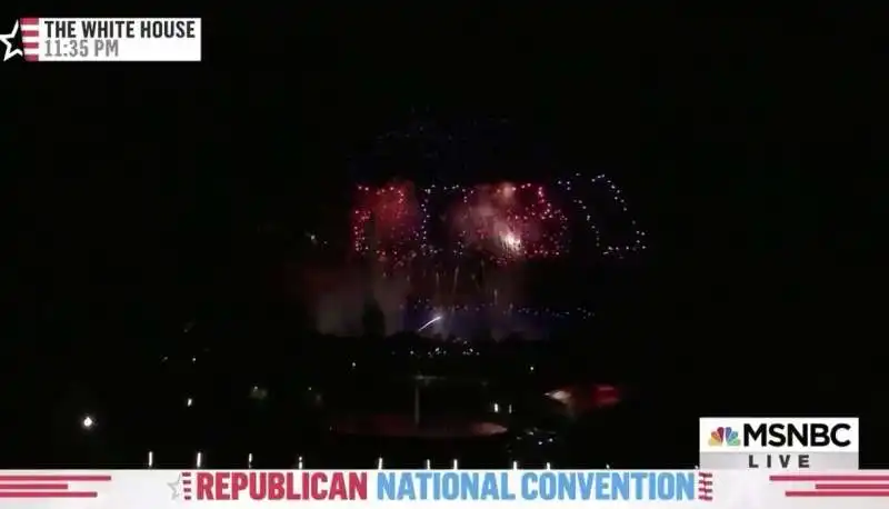 FUOCHI D'ARTIFICIO CON LA SCRITTA TRUMP 2020 A WASHINGTON