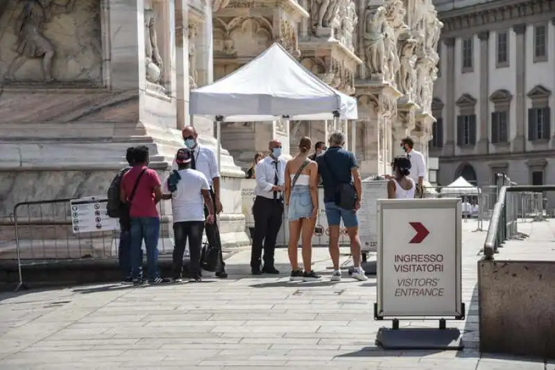 fuori dal duomo dopo l'aggressione al vigilante 3