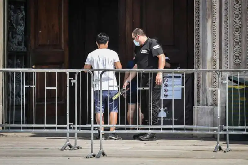  fuori dal duomo dopo l'aggressione al vigilante2