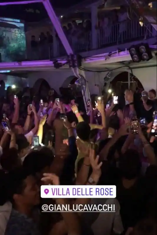 gianluca  vacchi in discoteca