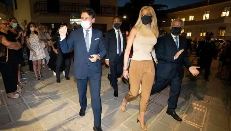 giuseppe conte e olivia paladino arrivano a ceglie messapica