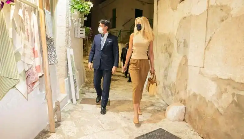 giuseppe conte e olivia paladino arrivano a ceglie messapica 2