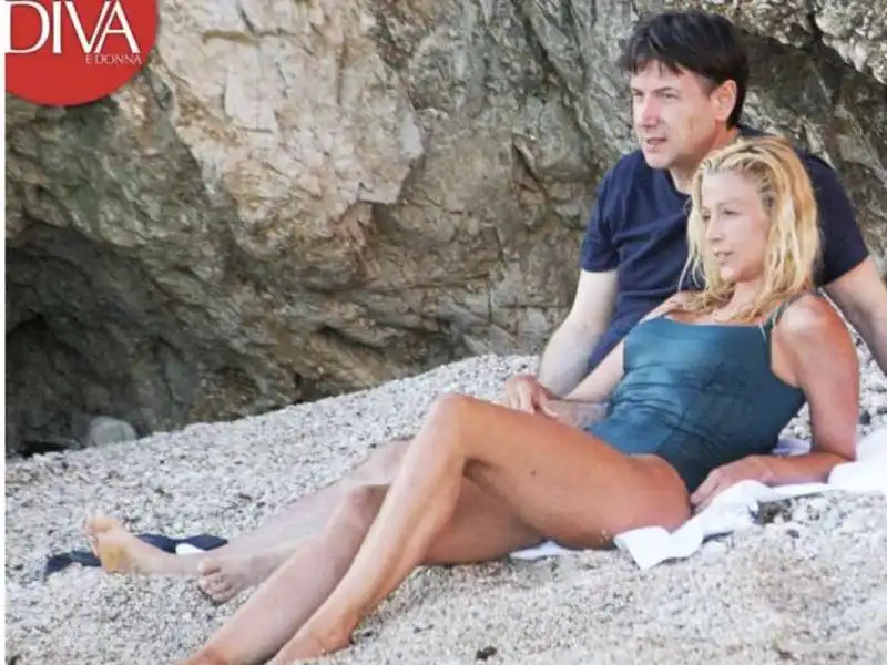 GIUSEPPE CONTE OLIVIA PALADINO AL MARE