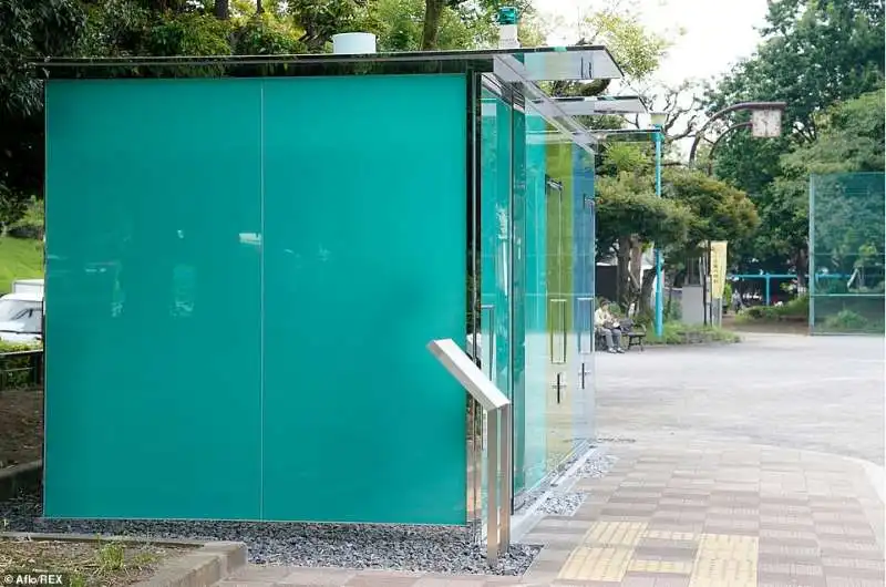 i bagni pubblici trasparenti di shigeru ban a tokyo 8