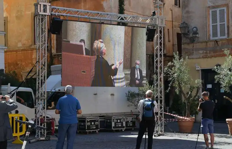 il funerale di sergio zavoli proiettato fuori dalla chiesa  foto di bacco