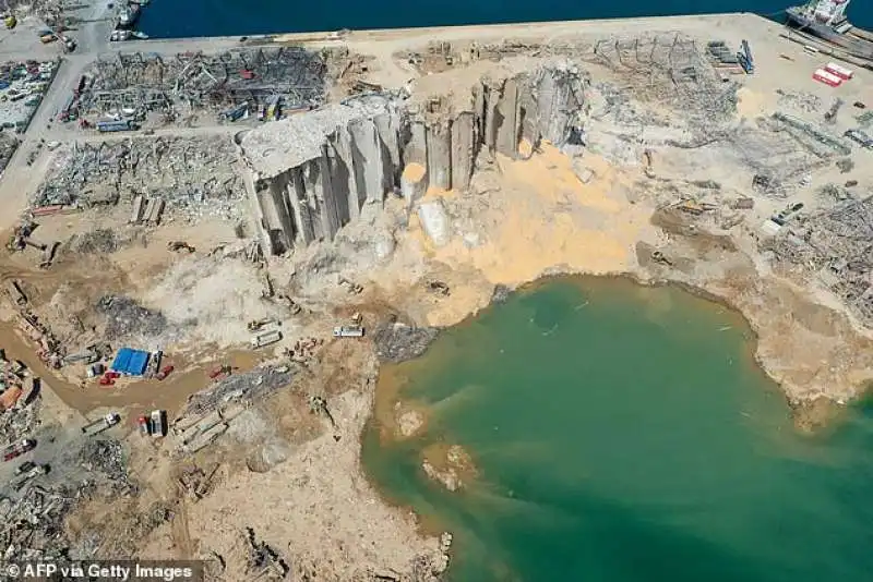 il porto di beirut devastato dall'esplosione  1