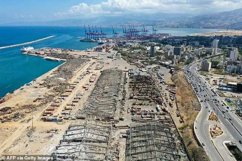 il porto di beirut devastato dall'esplosione 