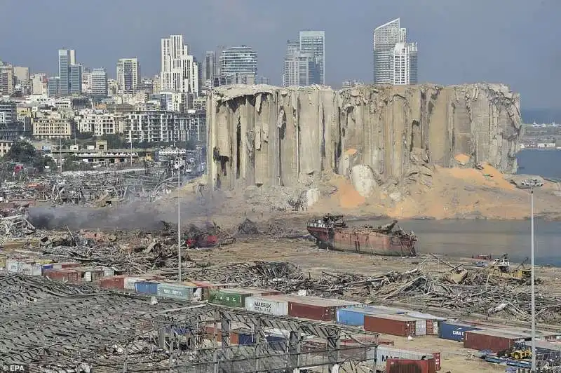 il silo di grano distrutto nel porto di beirut