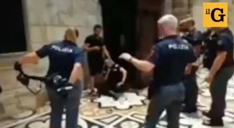 il video del fermo dell'aggressore egiziano al duomo di milano 2