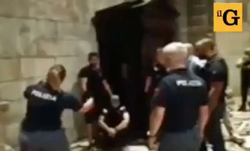 il video del fermo dell'aggressore egiziano al duomo di milano 3