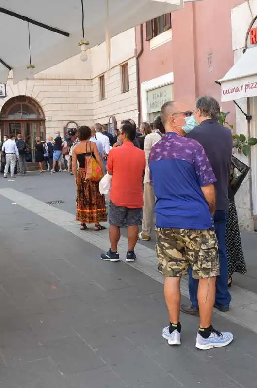 in fila per l ultimo saluto a franca valeri  foto di bacco