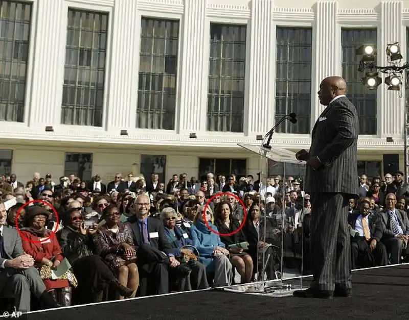 kamala e blanche brown in una cerimonia pubblica nel 2014   sul palco willie brown