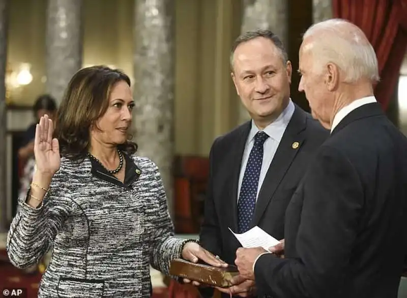 kamala harris con il marito e joe biden 