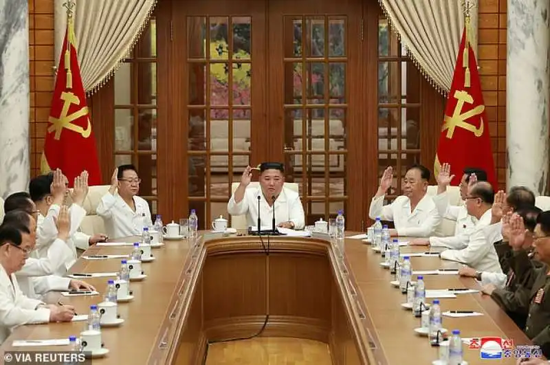 kim jong un presiede il politburo nord coreano 