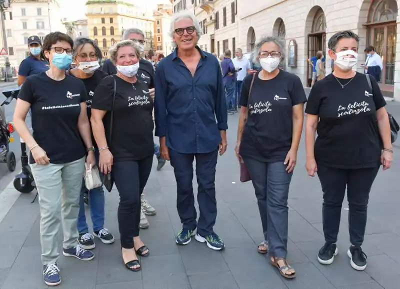 le volontarie della onlus franca valeri con tullio solenghi  foto di bacco