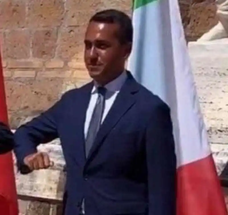 luigi di maio abbronzato 