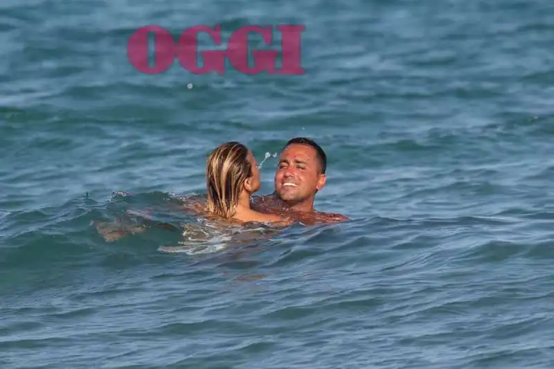 luigi di maio e virginia saba giocherellano al mare 1