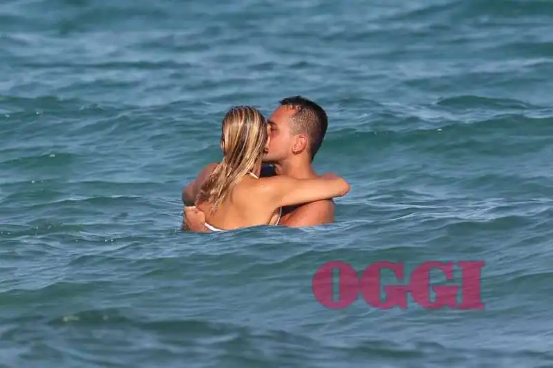 luigi di maio e virginia saba giocherellano al mare 16