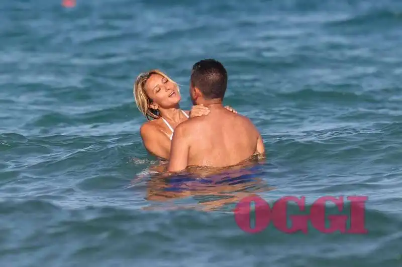 luigi di maio e virginia saba giocherellano al mare 17