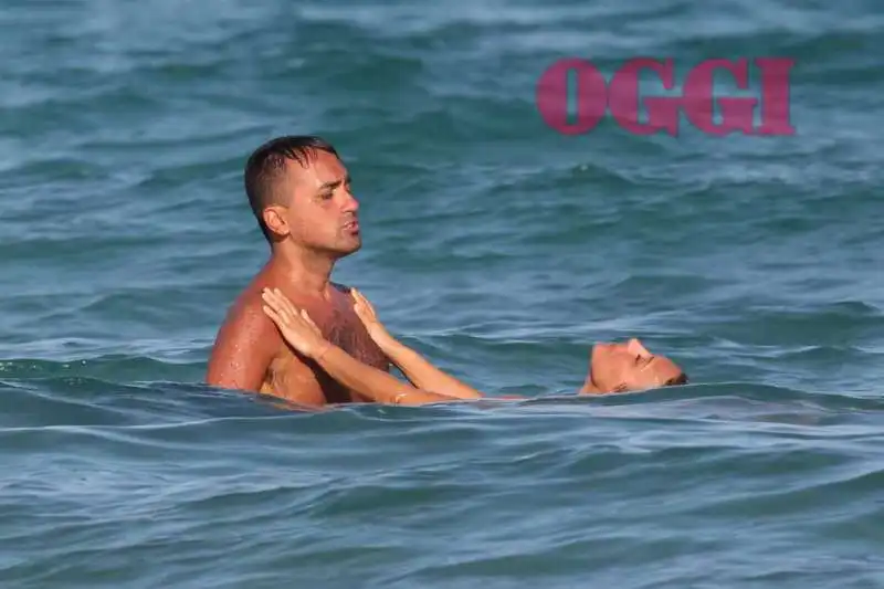 luigi di maio e virginia saba giocherellano al mare 21