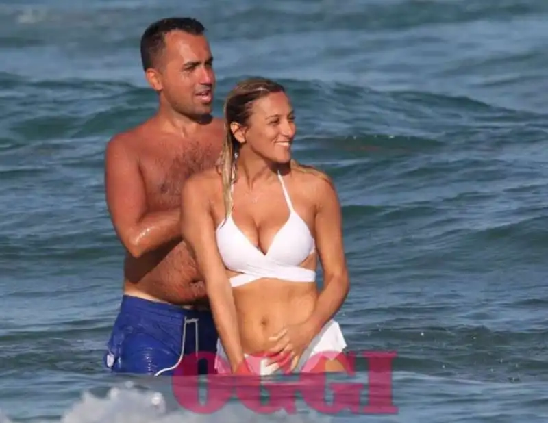 luigi di maio e virginia saba giocherellano al mare 24