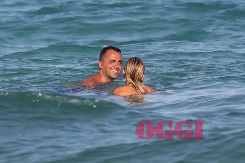 luigi di maio e virginia saba giocherellano al mare 6