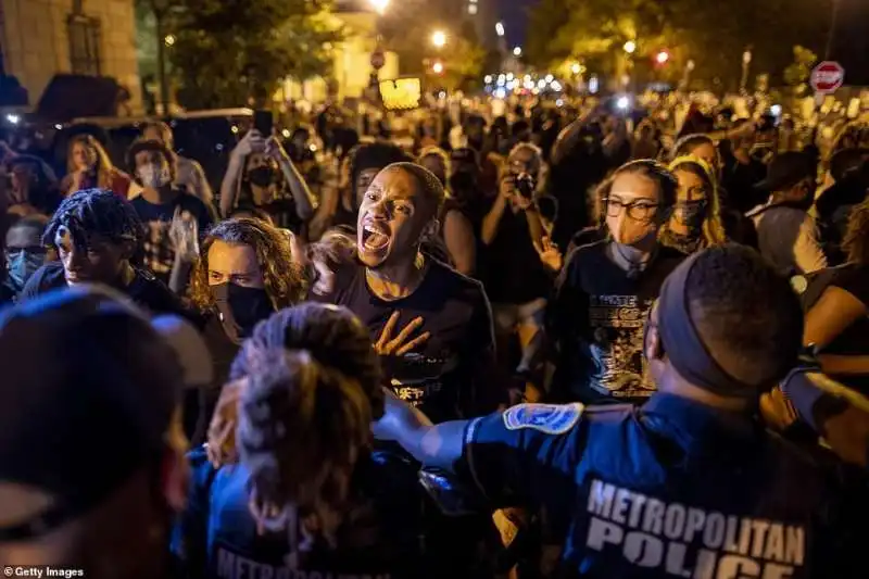 manifestanti blm fuori dalla casa bianca 