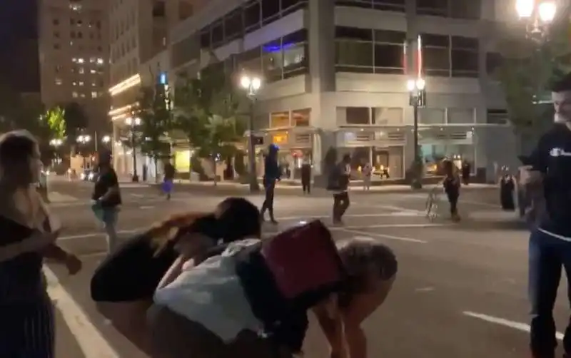 manifestanti blm picchiano un uomo 1