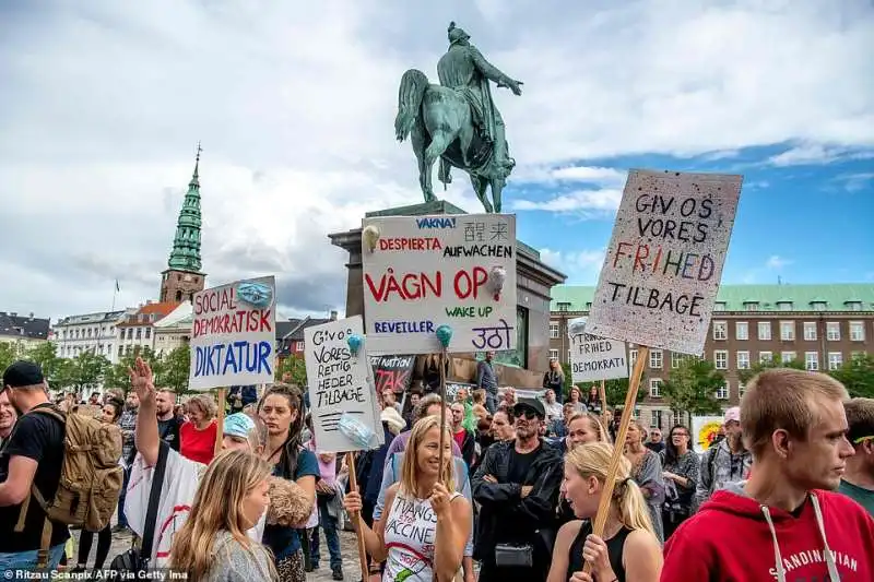 manifestazione negazionisti coronavirus copenaghen