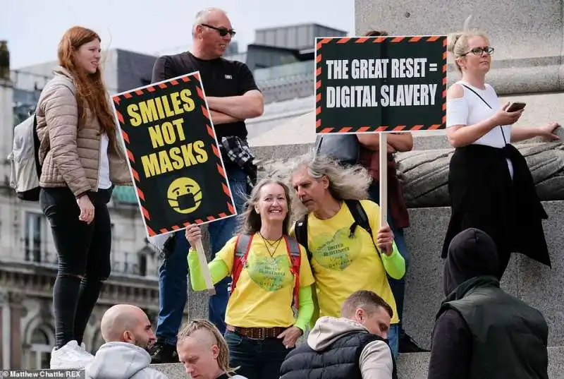 manifestazione  trafalgar square il coronavirus e una bufala