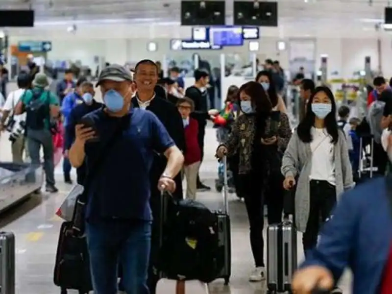 mascherina in aeroporto 