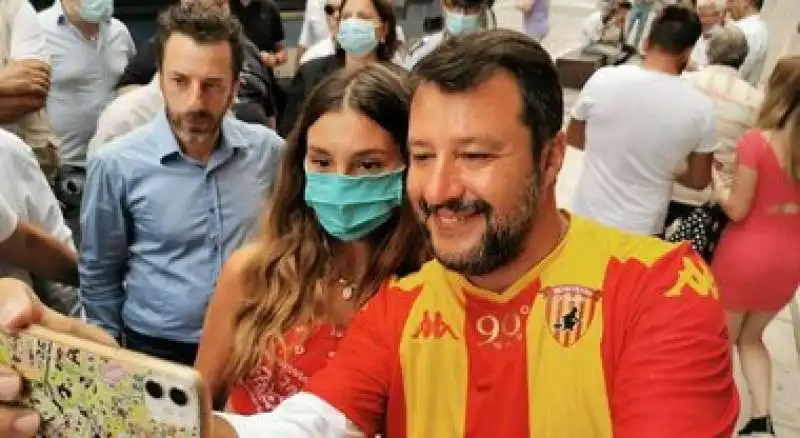 matteo salvini senza mascherina a benevento