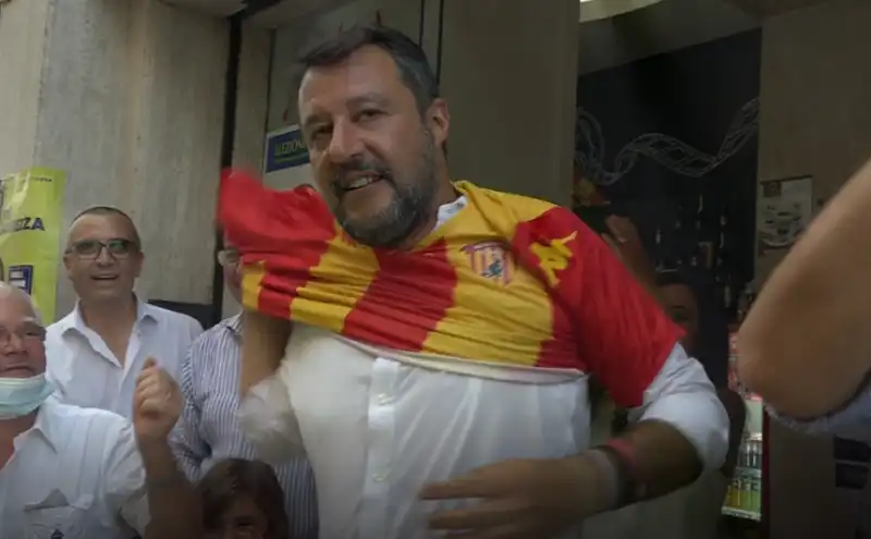 matteo salvini senza mascherina a benevento 5