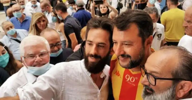 matteo salvini senza mascherina a benevento 6