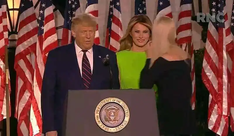 melania fa finta di sorridere a ivanka 