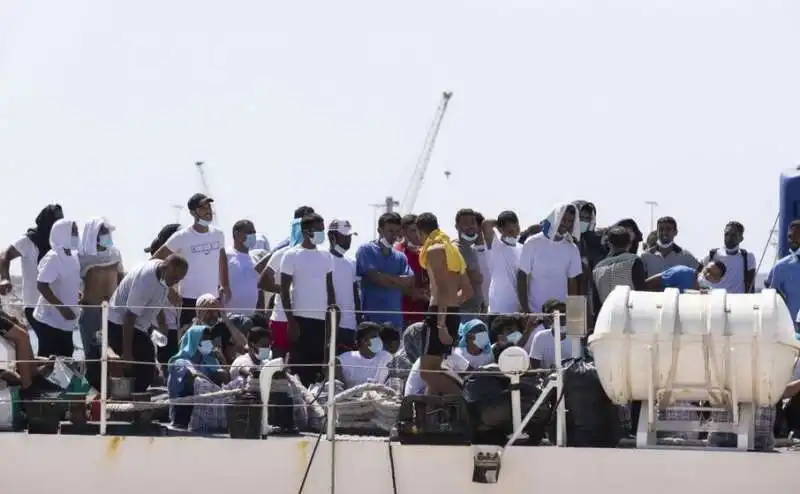 migranti arrivano a lampedusa 2