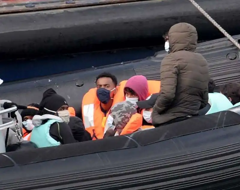 migranti canale della manica 11