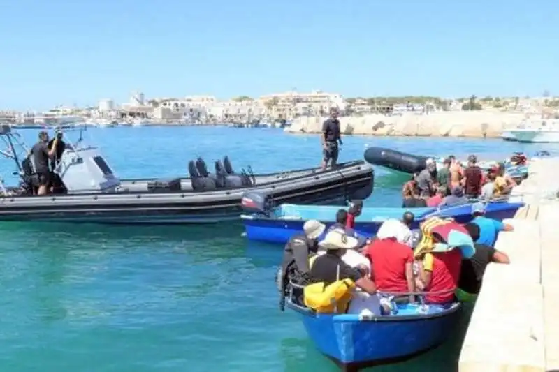 migranti sbarcano a lampedusa 2