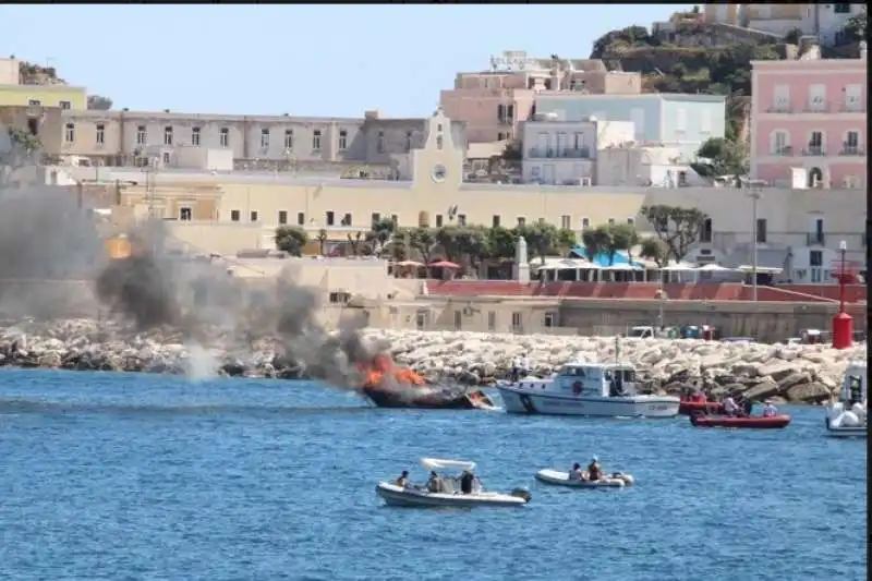 motoscafo esploso a ponza 10