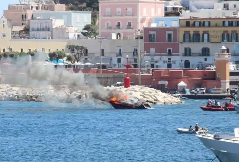 motoscafo esploso a ponza 15