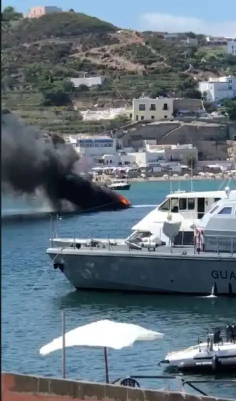 motoscafo esploso a ponza 2