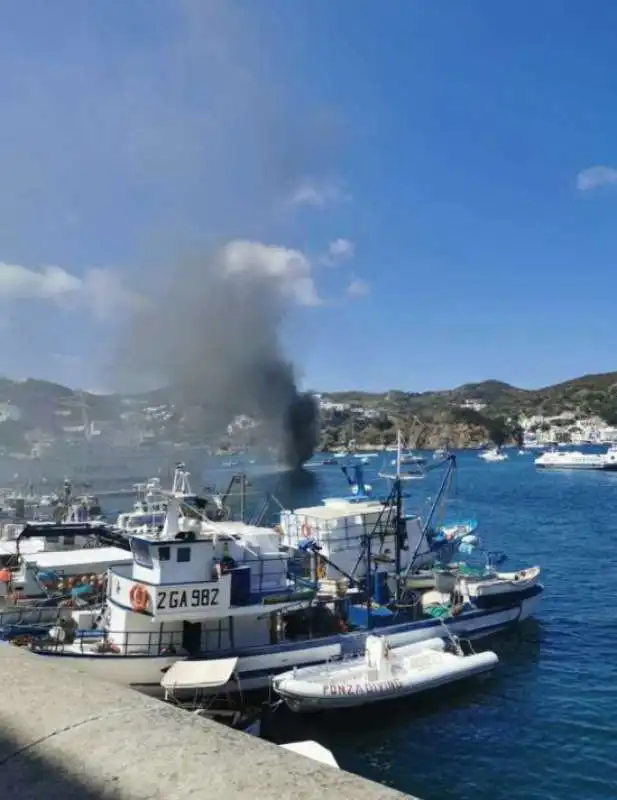 motoscafo esploso a ponza 7