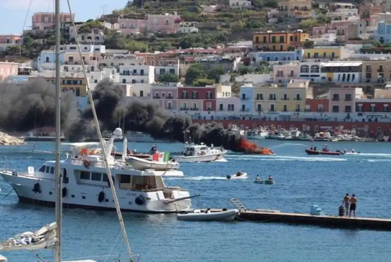 motoscafo esploso a ponza13